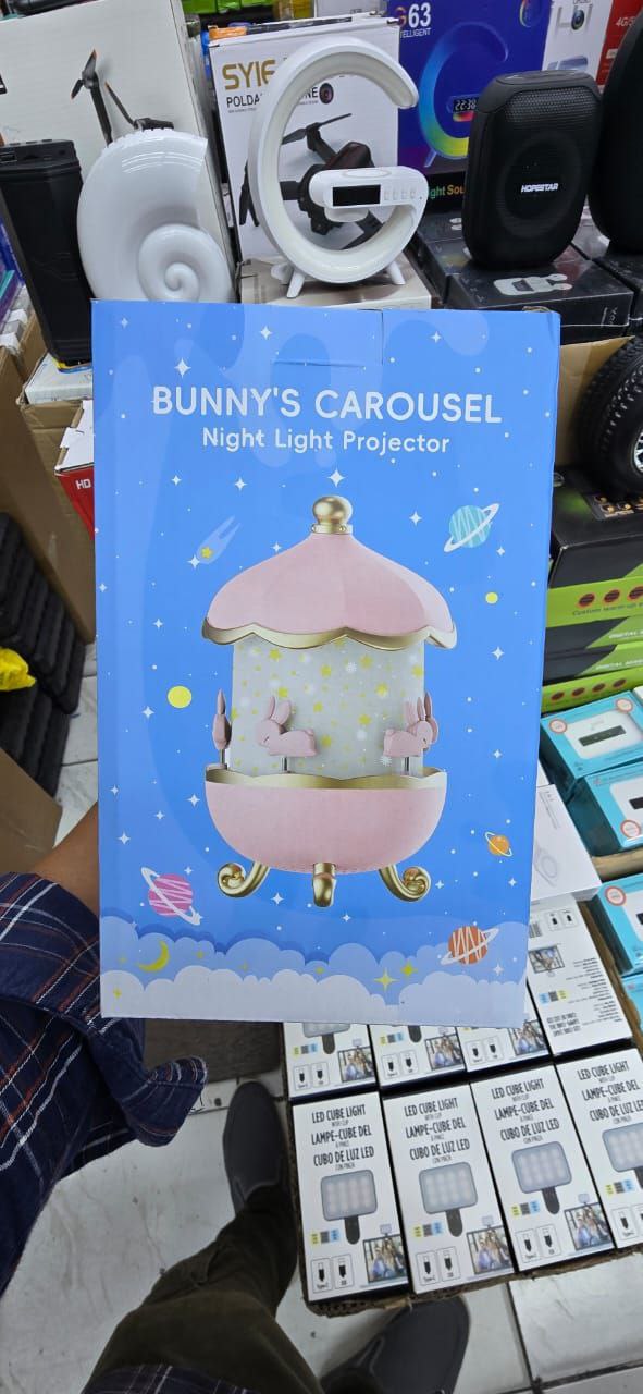 مصباح الأرانب الدوار 3 في 1: جهاز عرض نجوم، سبيكر بلوتوث، وإضاءة ليلية ساحرة